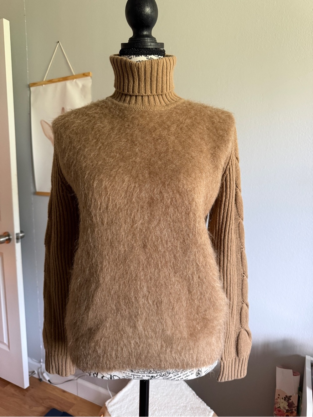 MaxMara Beige Cashmere Women’s Ribbed-Sleave TurtleNeck Sweater With Fur Size M